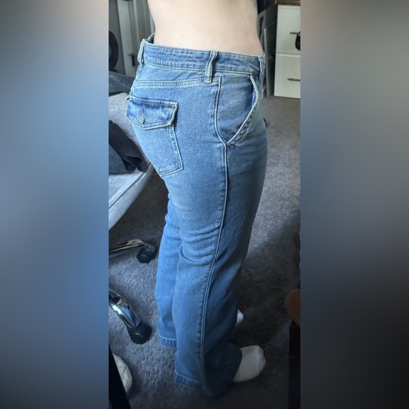 HOLLISTER Low-Rise Medium Wash Bootcut Jeans | Women’s Size 12R - Picture 6 of 8